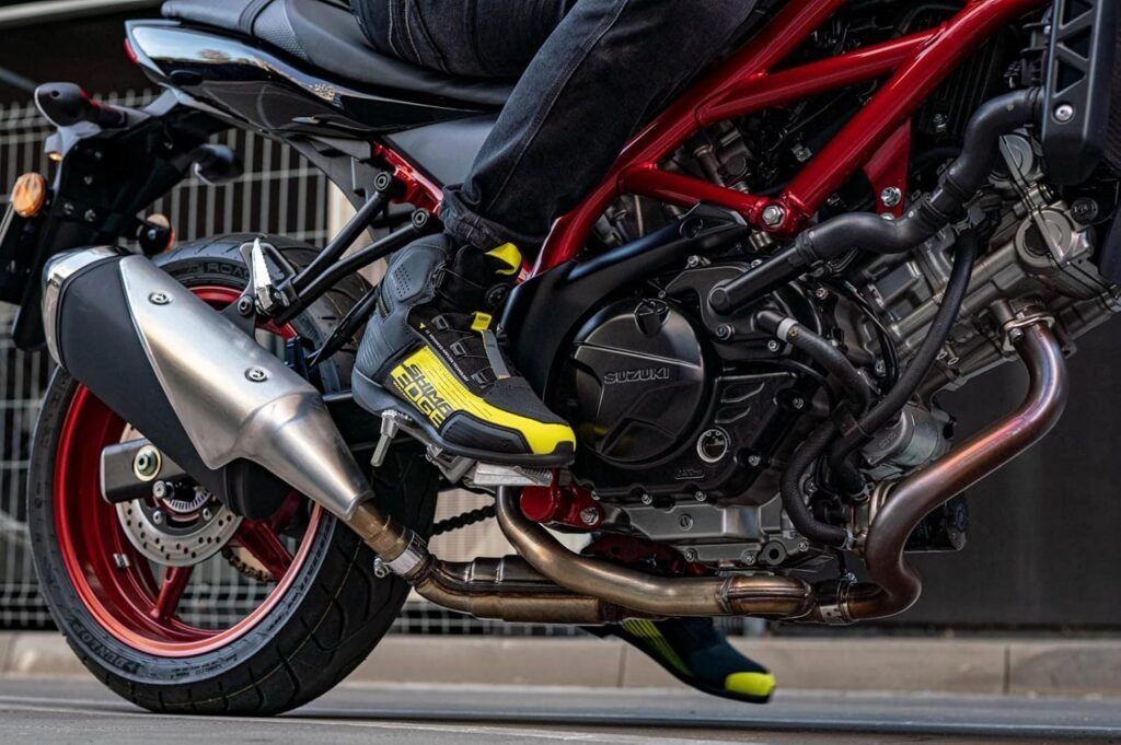Vista lateral de las botas de moto Shima Edge