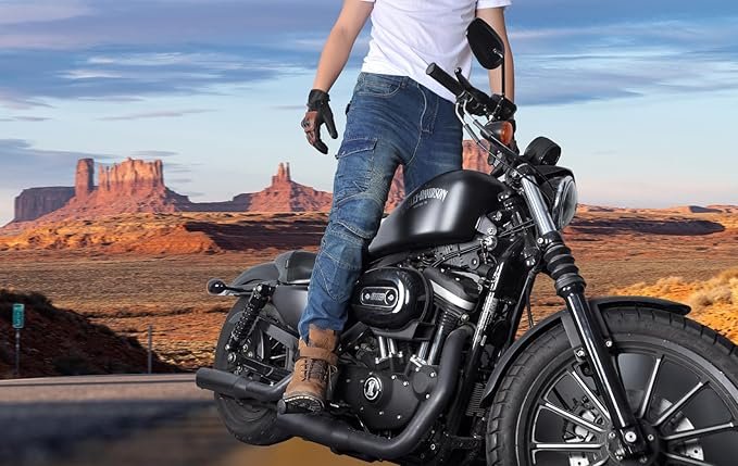 Pantalón de moto OfZimTo vaquero. Imagen en moto